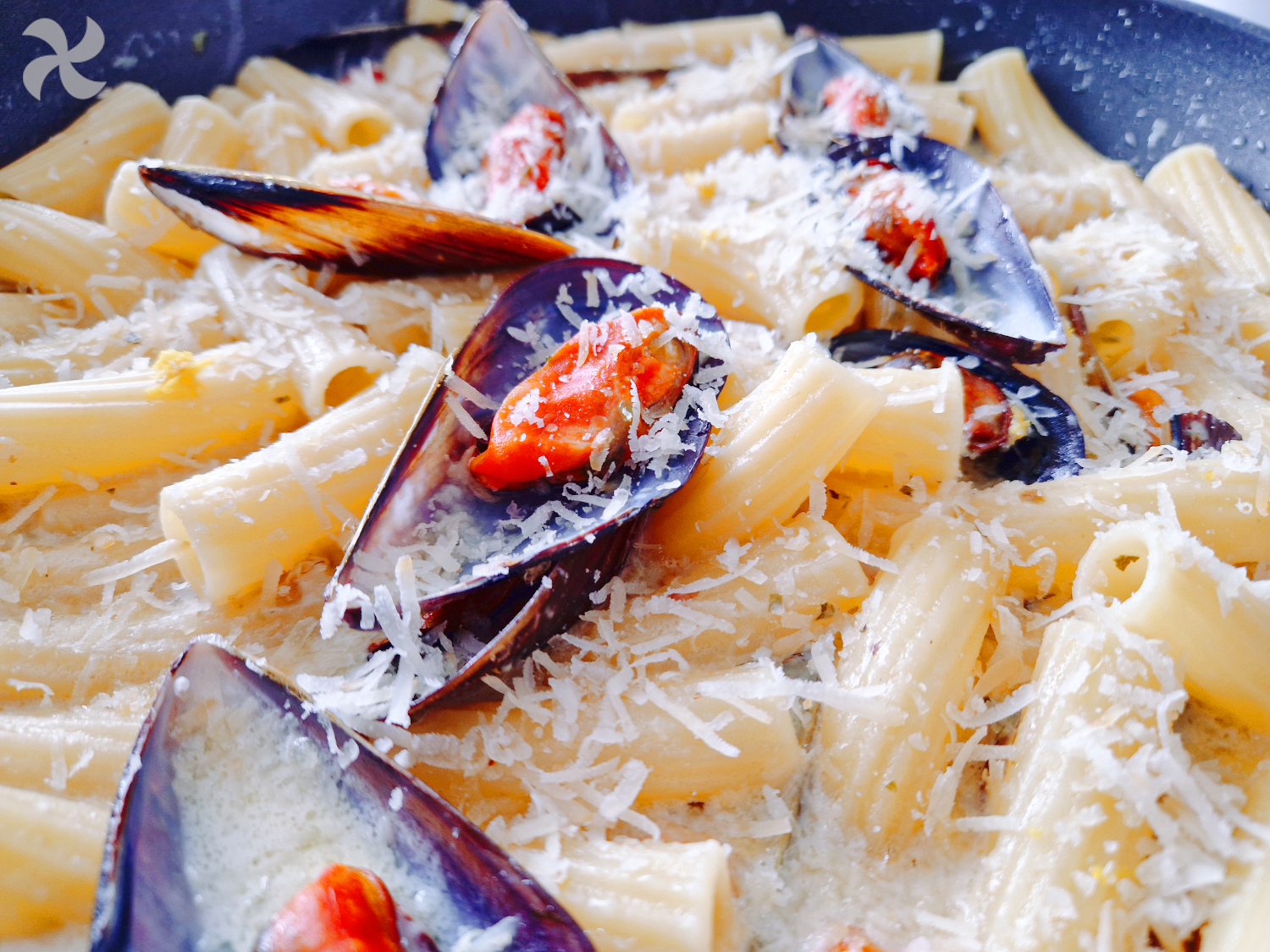 Macarrones con mejillones en crema de ajo y limón