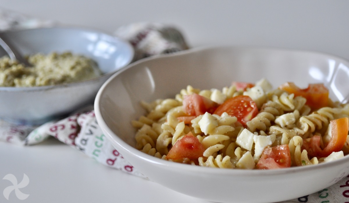 Pasta con pesto de lechuga y aceitunas verdes