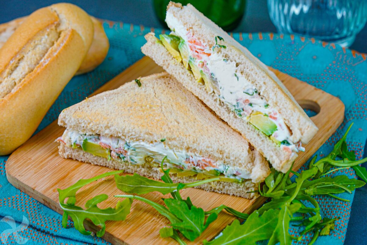 Sandwich de crema de queso con salmón ahumado y aguacate