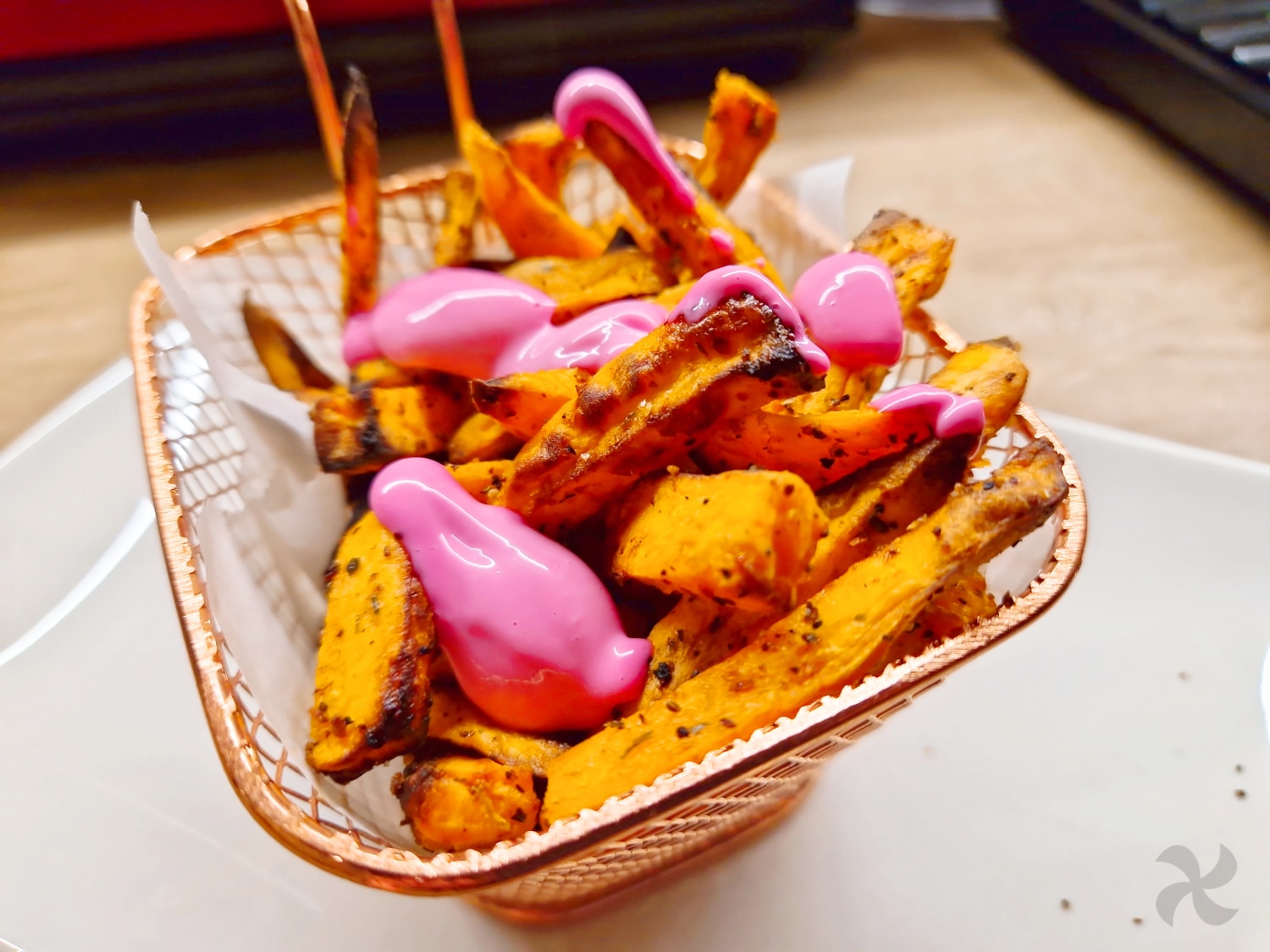 Sweet fries con mayonesa de remolacha