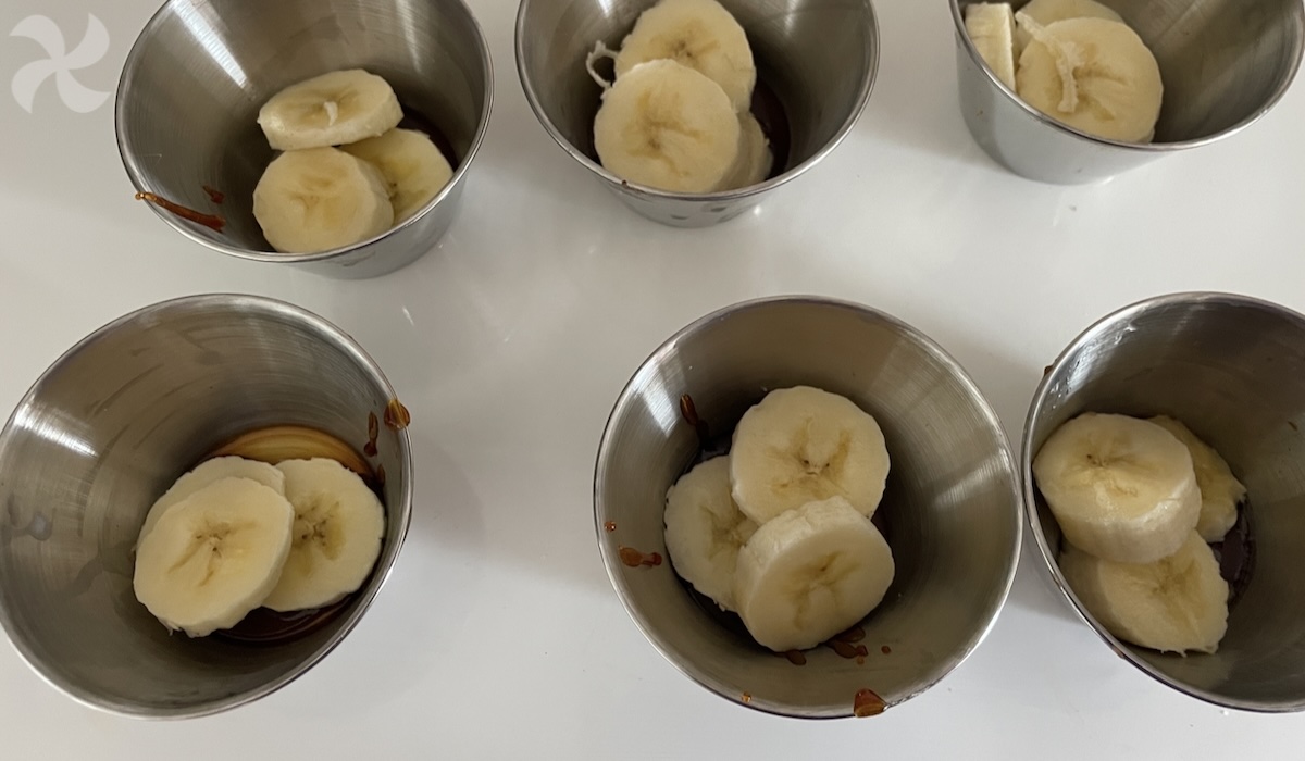 Preparación de los flanes de huevo y canela