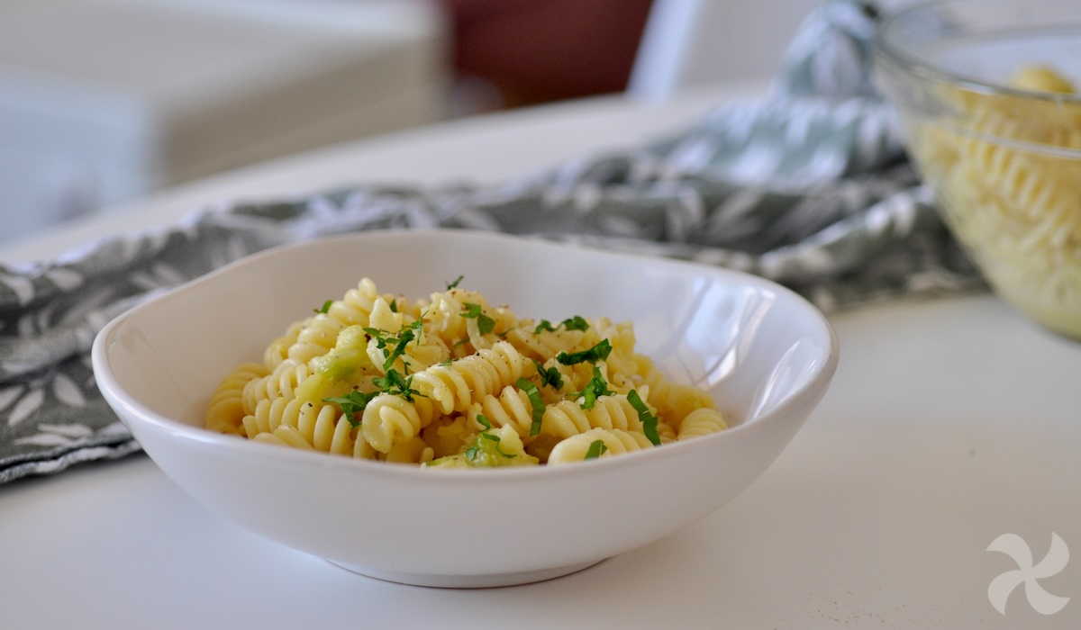 Hélices con carbonara de calabacín