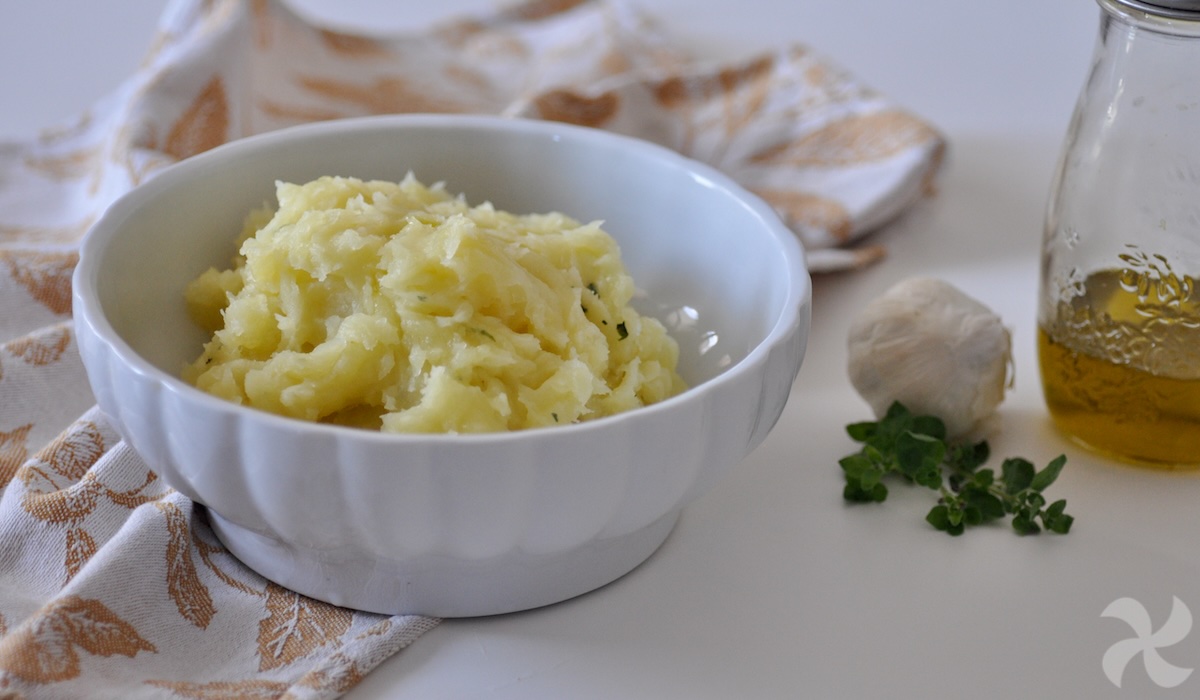 Patatas chafadas con ajo, orégano y aceite de oliva