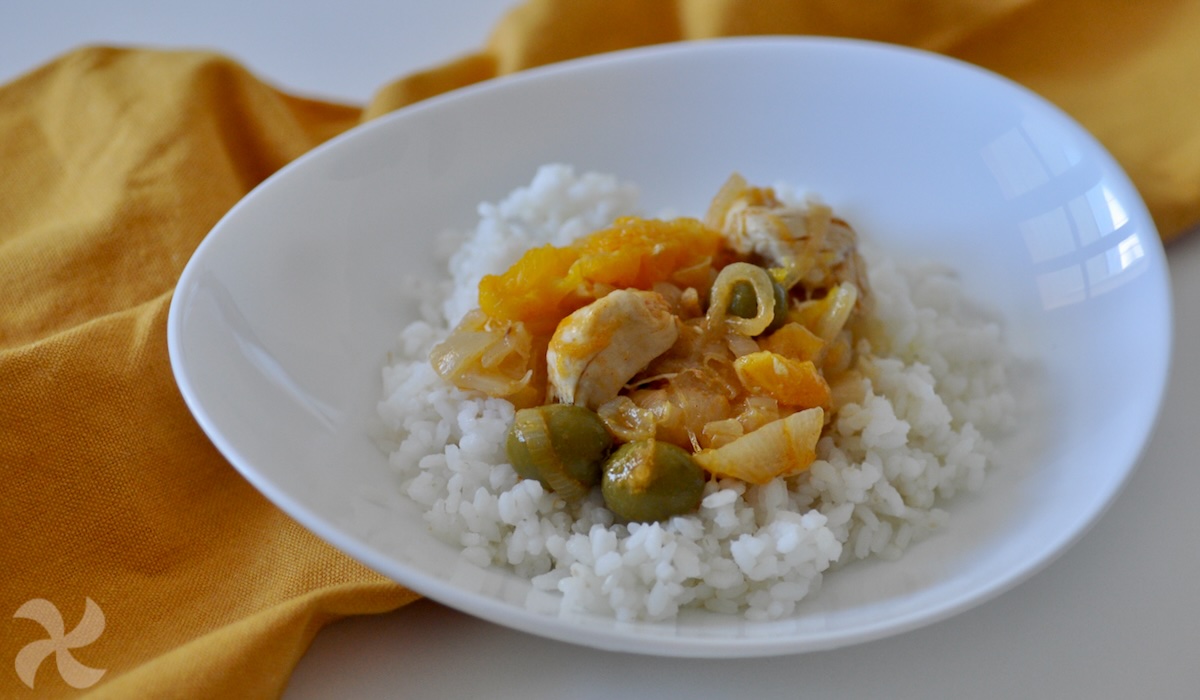 Pollo encebollado a la naranja, con arroz blanco