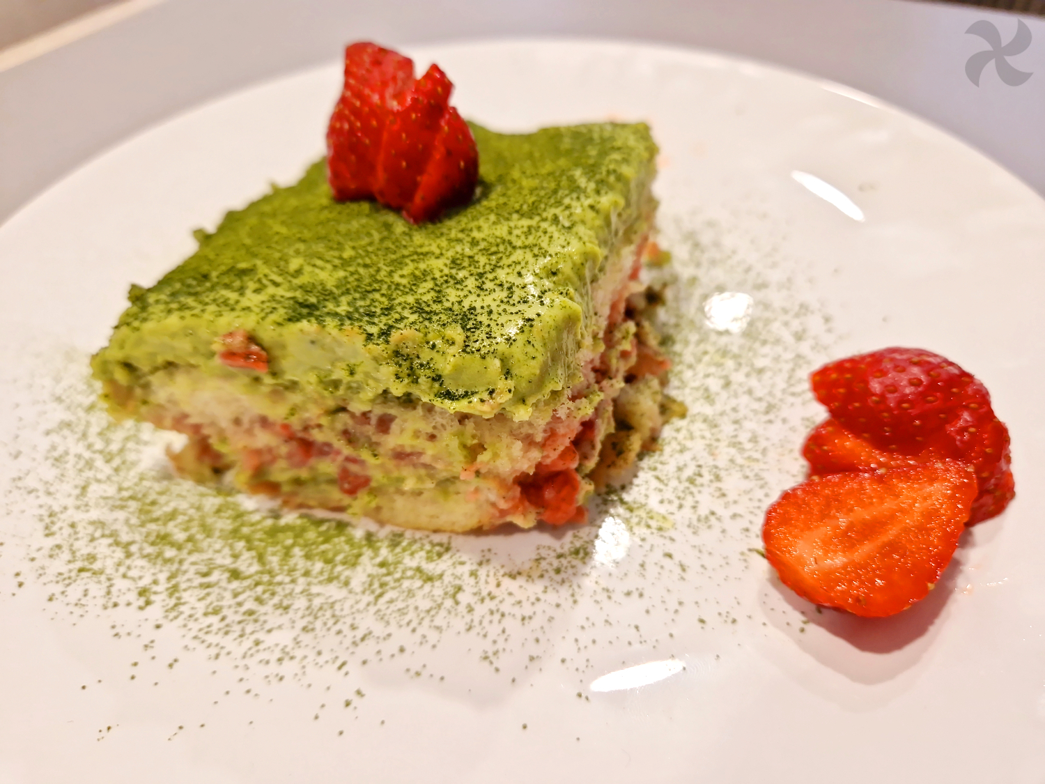 Tiramisú de té matcha y fresas