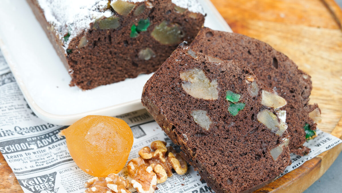 Bizcocho plum cake de chocolate con frutas confitadas