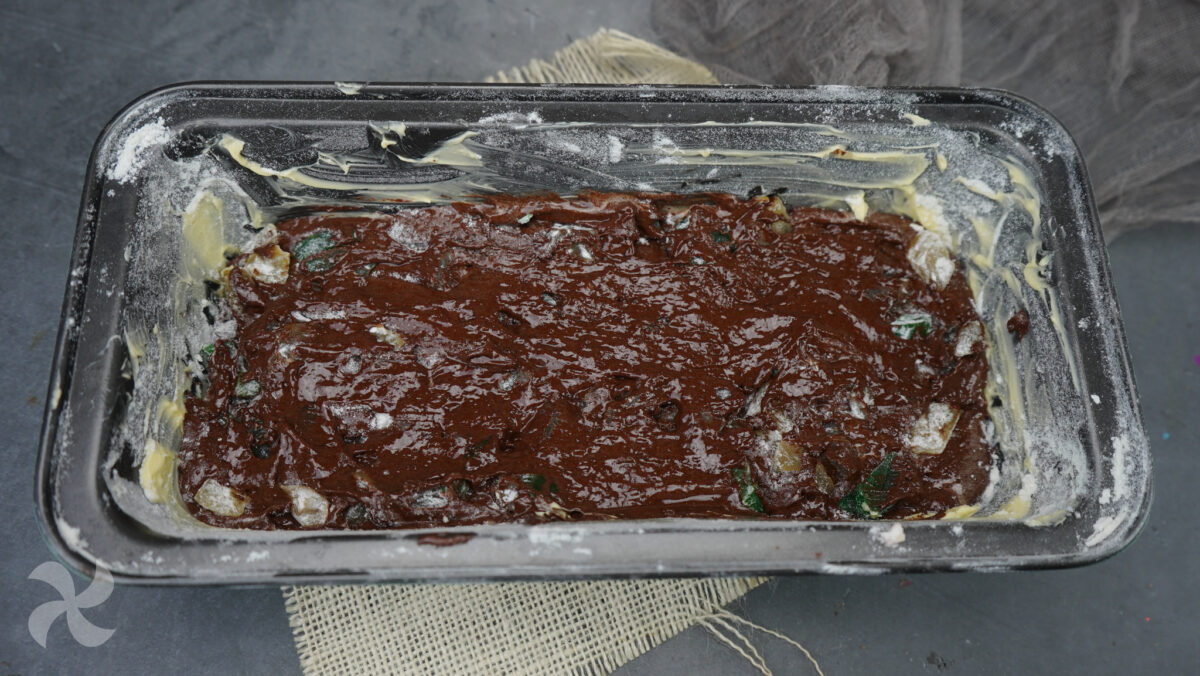 Bizcocho plum cake de chocolate con frutas confitadas