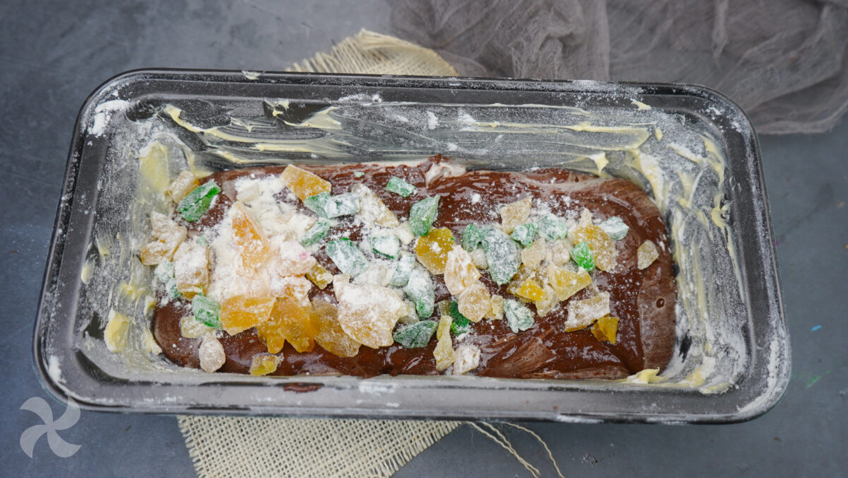 Bizcocho plum cake de chocolate con frutas confitadas