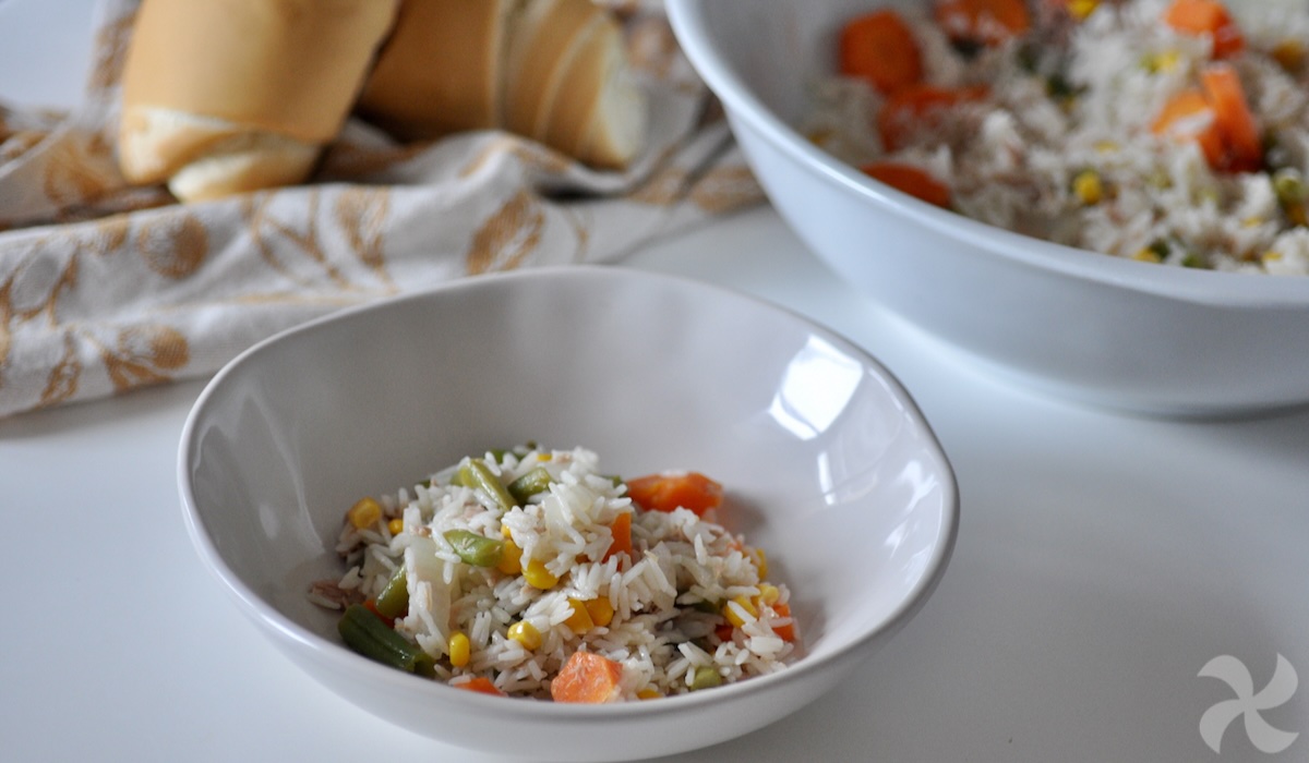 Ensalada de arroz basmati con verduras y atún