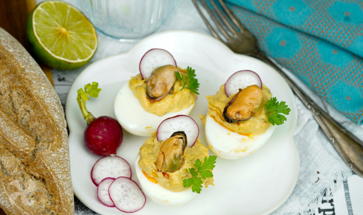 Huevos rellenos de atún y mejillones en escabeche