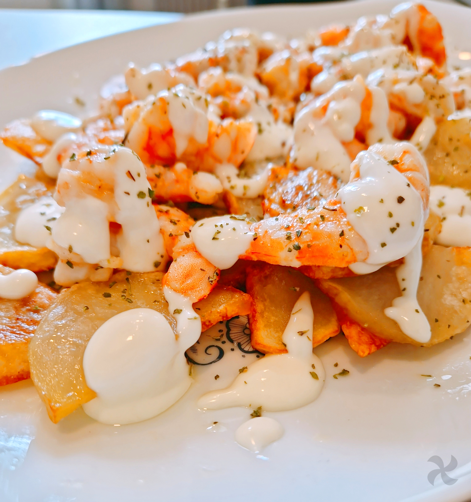Patatas arrieras con langostinos
