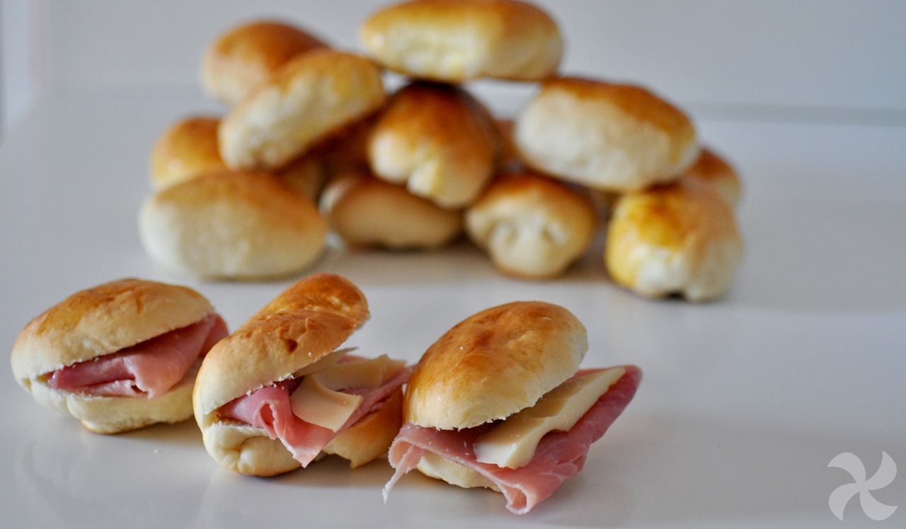 Panecillos con jamón y queso para la merienda