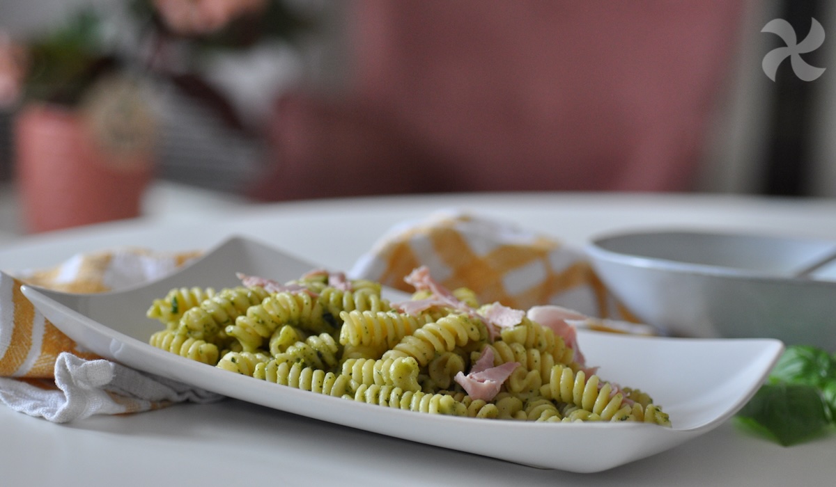Pasta con crema de calabacín y jamón cocido