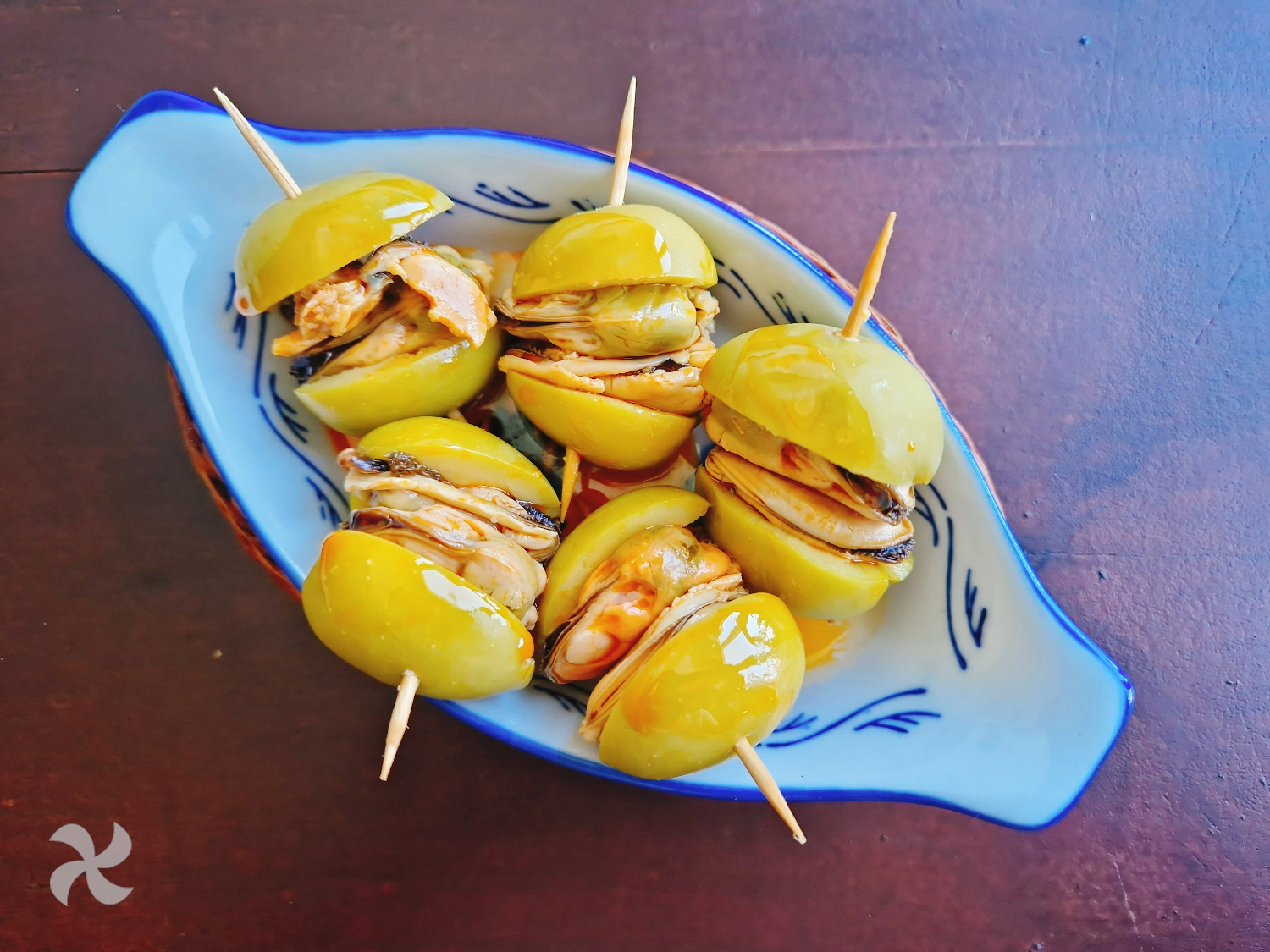 Pincho de aceituna gordal rellena de mejillones en escabeche
