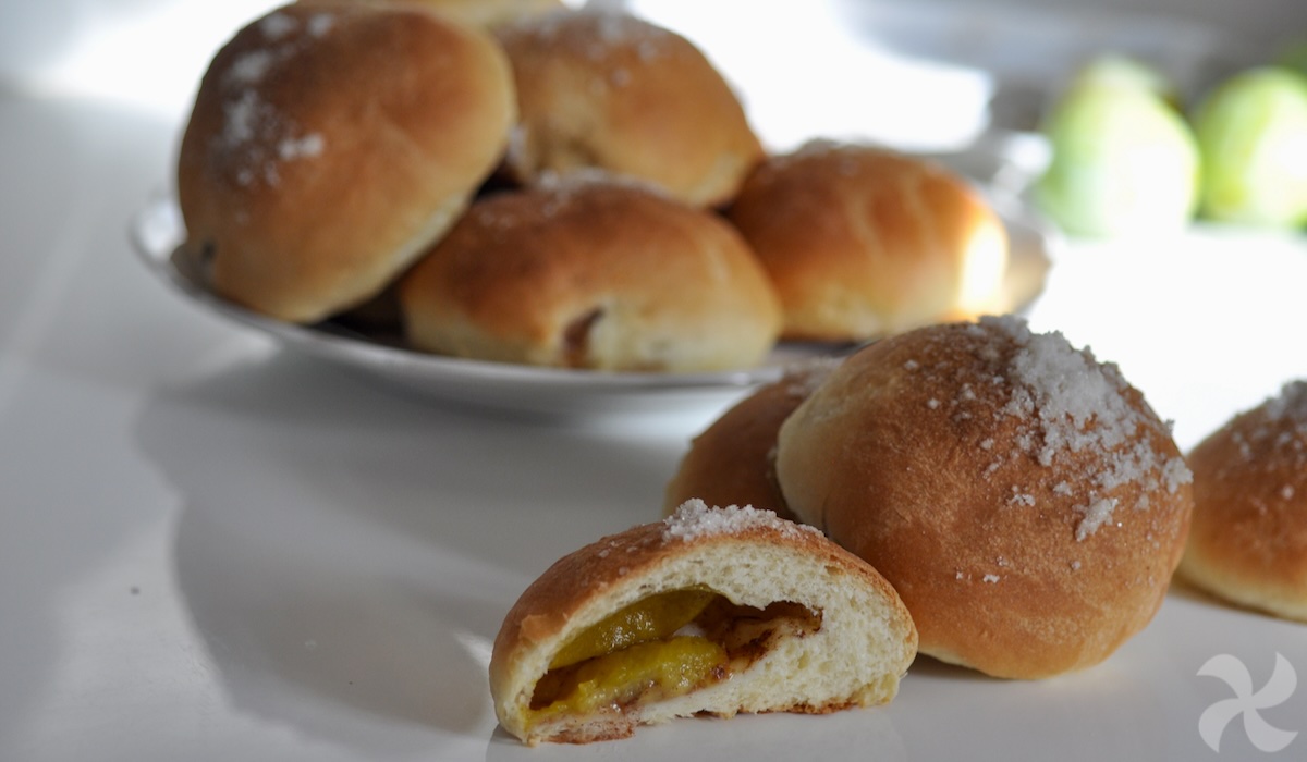 Bollitos rellenos de ciruela