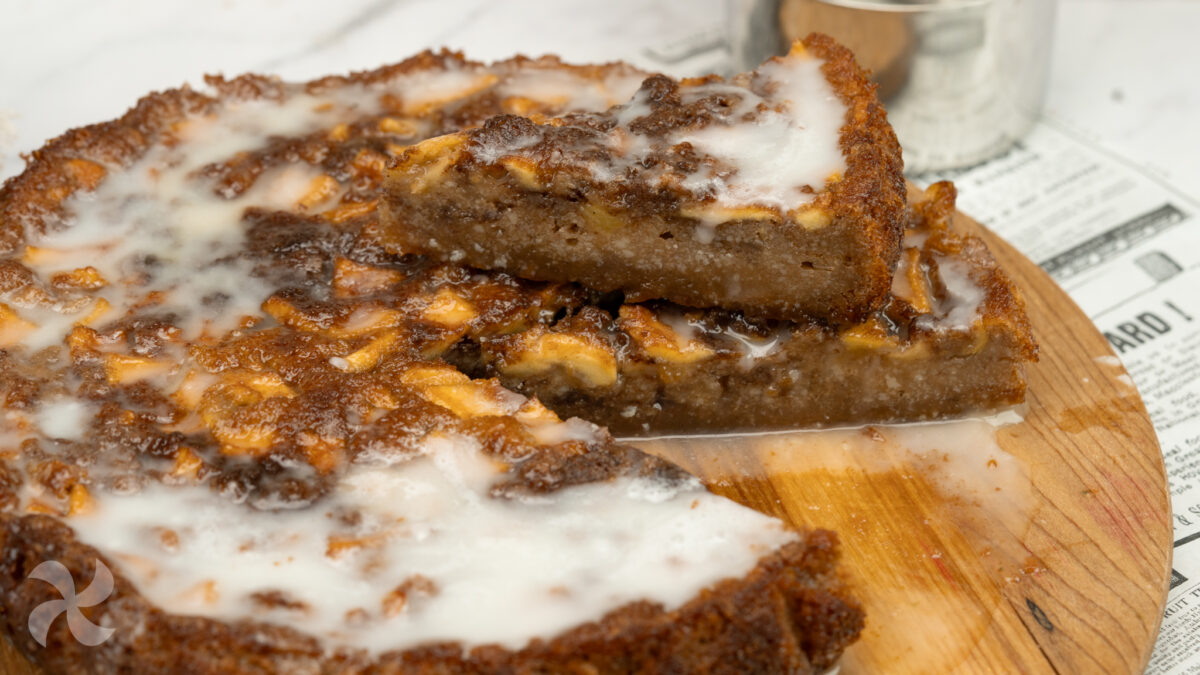 Pastel húmedo de manzana y canela