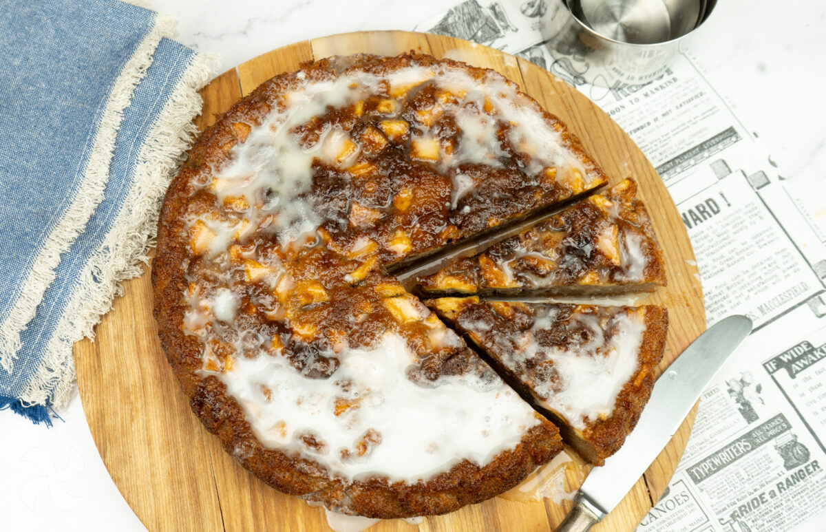 Pastel húmedo de manzana y canela