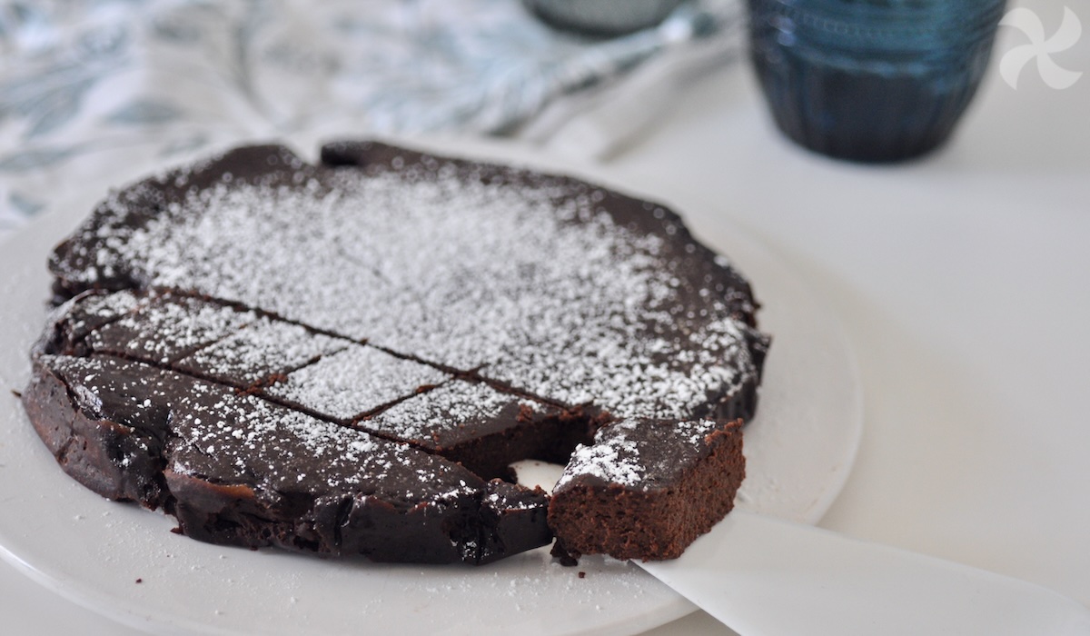 Pequeño pastel de cacao, sin harina