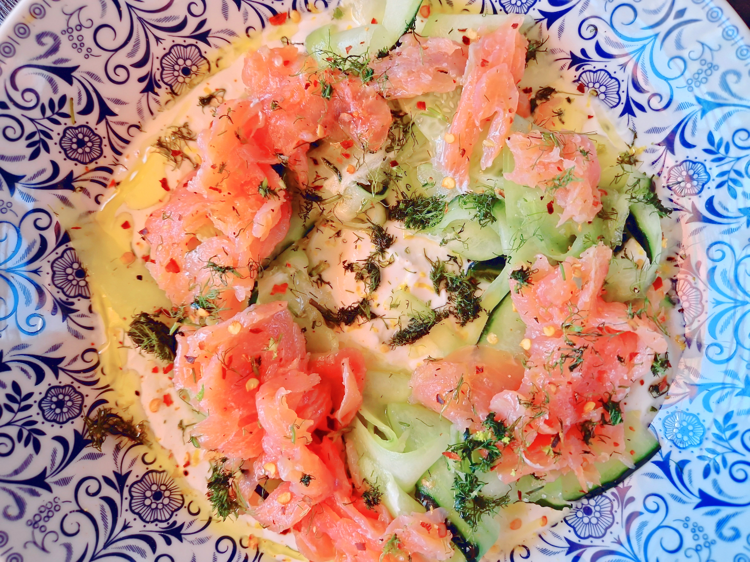 Tallarines de pepino y salmón ahumado