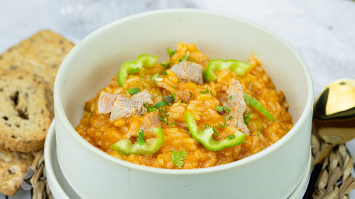 Arroz caldoso con tomate y pavo