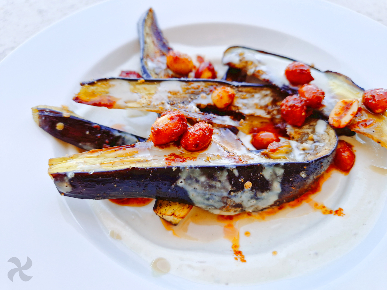 Berenjenas asadas con salsa de yogur y tahine