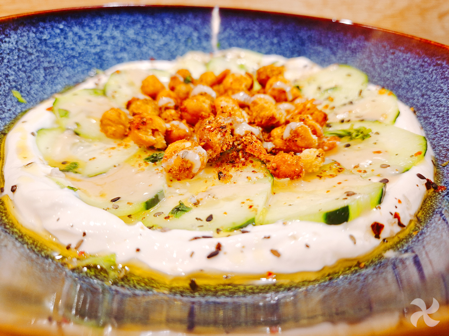 Carpaccio de pepino y garbanzos crujientes