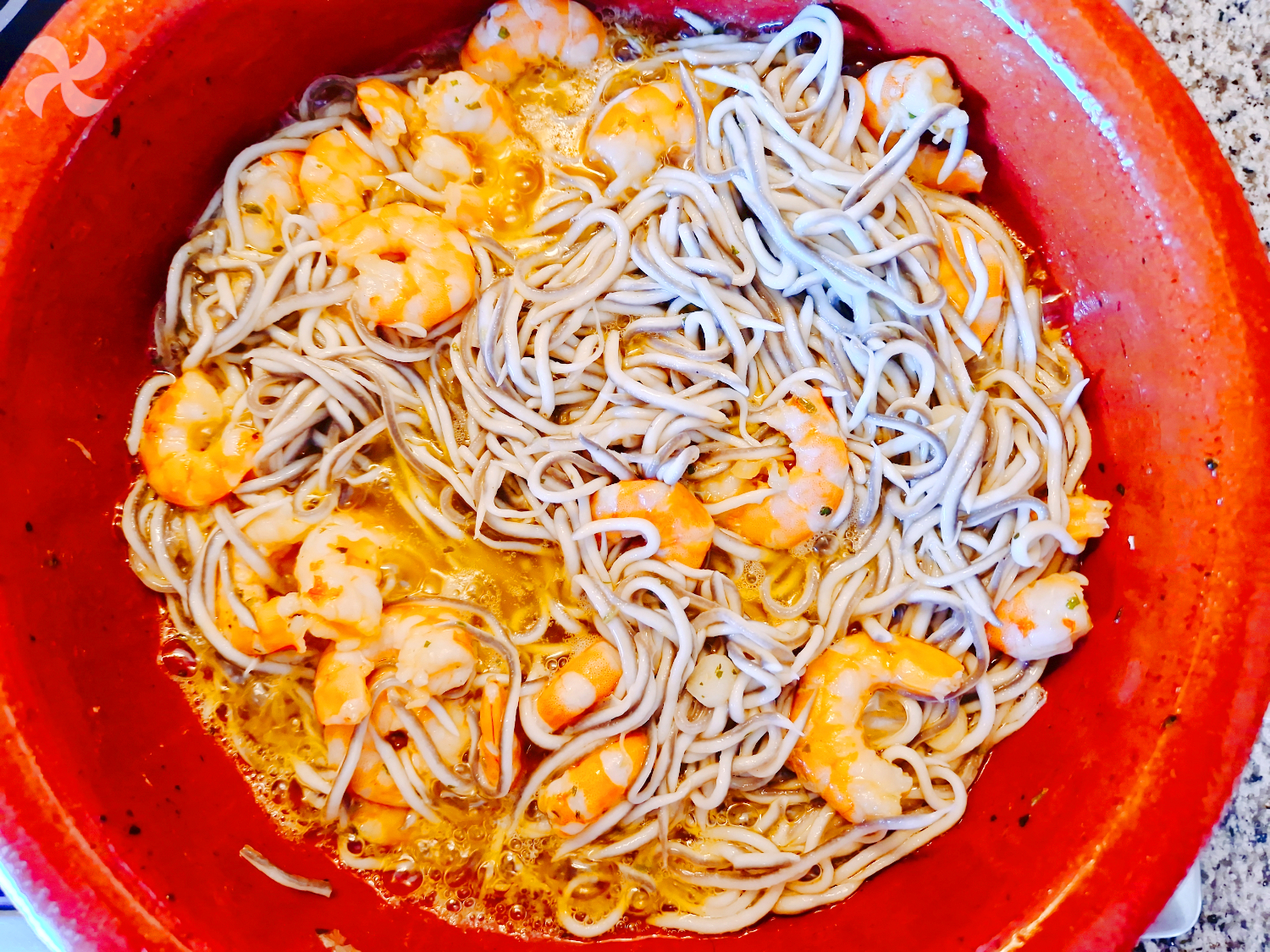 Gambas y gulas al ajillo