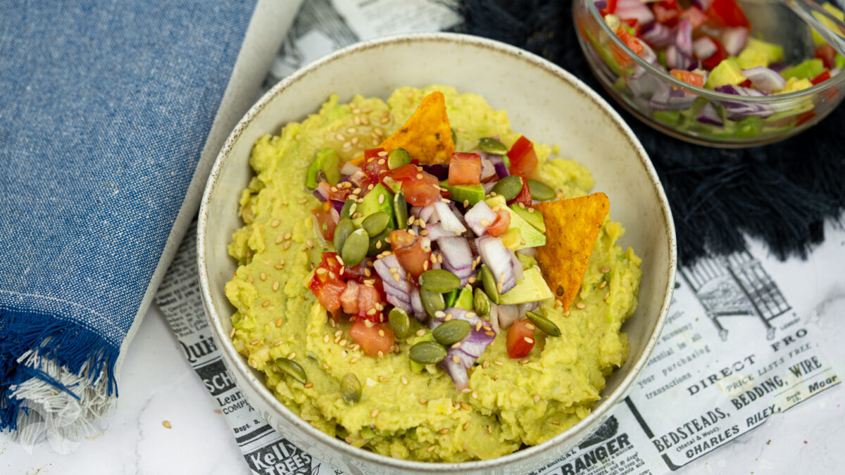 Hummus de aguacate con pico de gallo