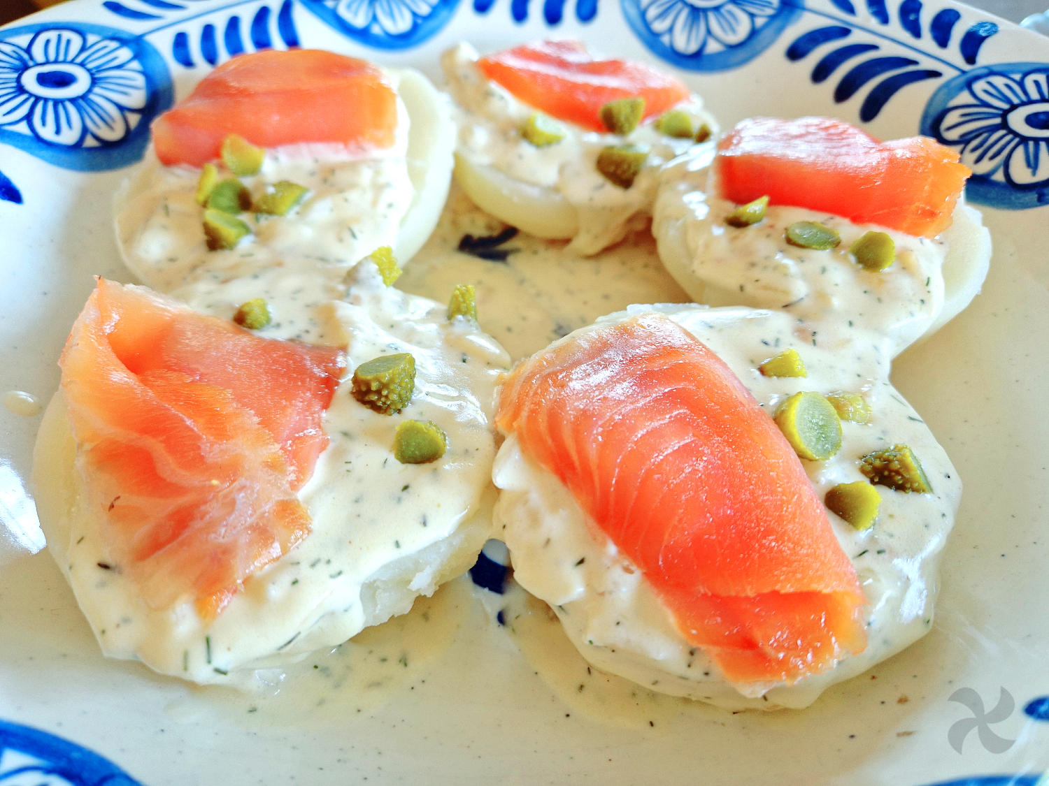 Patatas con salmón ahumado y salsa de puerros