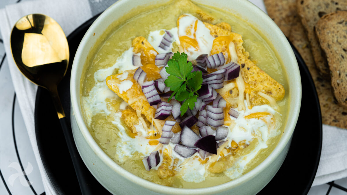 Sopa de aguacate con crujiente de queso fundido