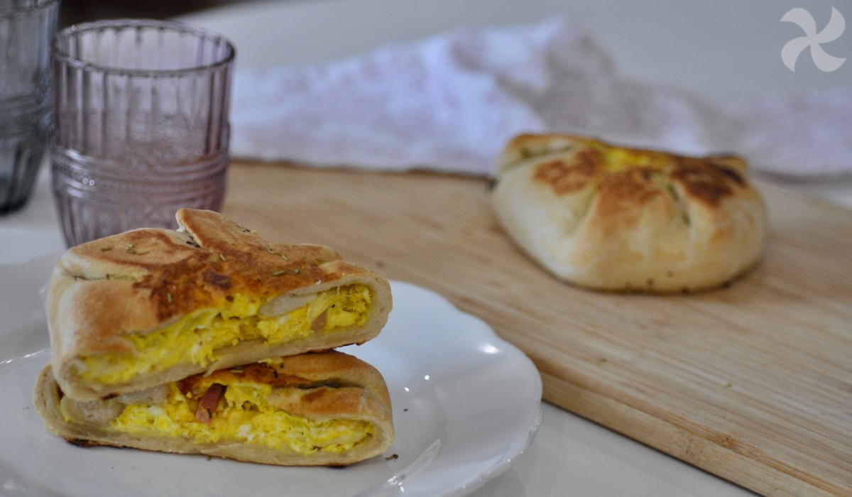 Panes rellenos de huevo, bacon y mozzarella