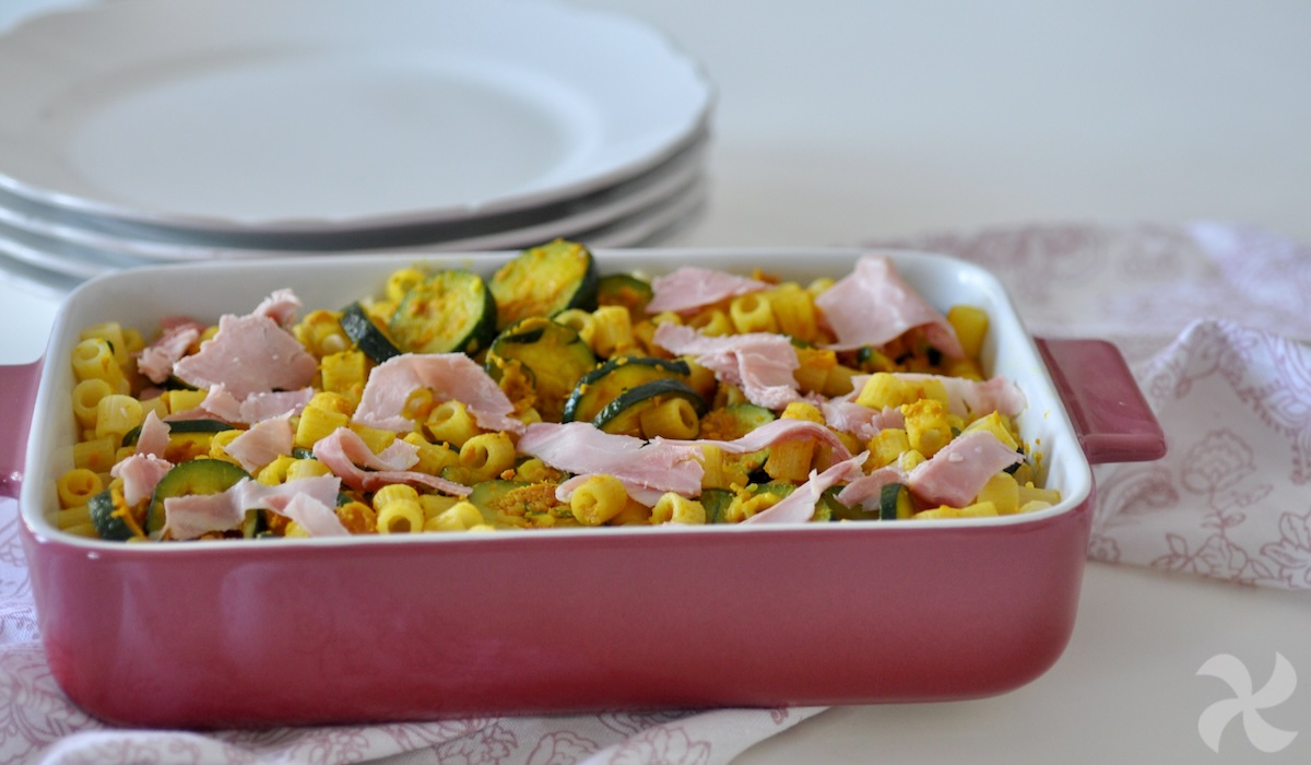 Pasta con calabacín y cúrcuma