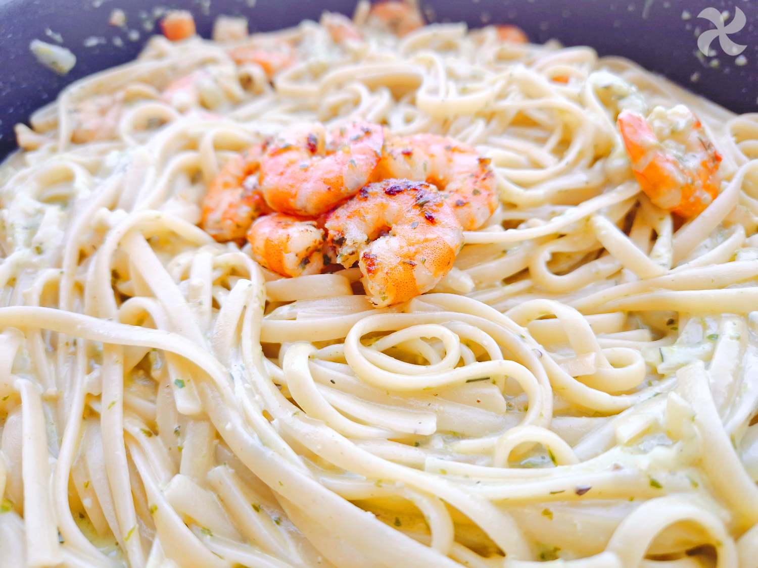Tallarines con gambas al ajillo y salsa de pesto cremosa
