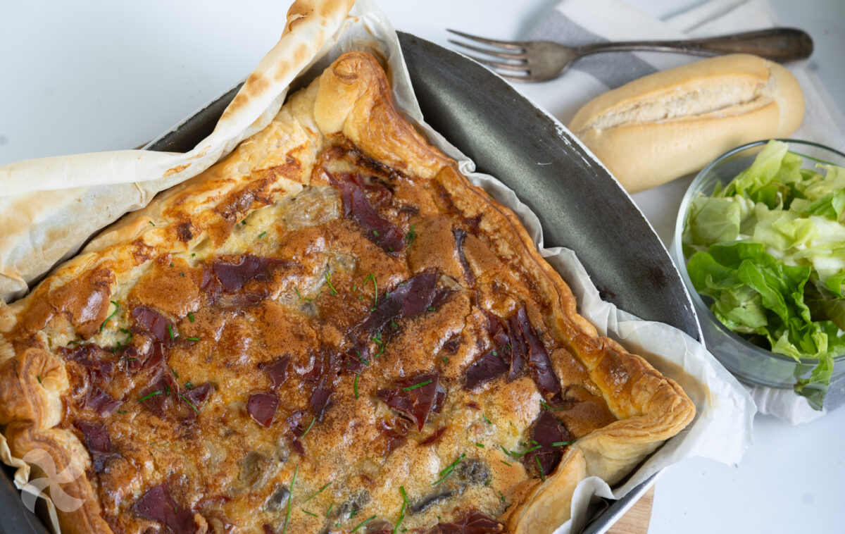 Tarta de hojaldre con setas y jamón
