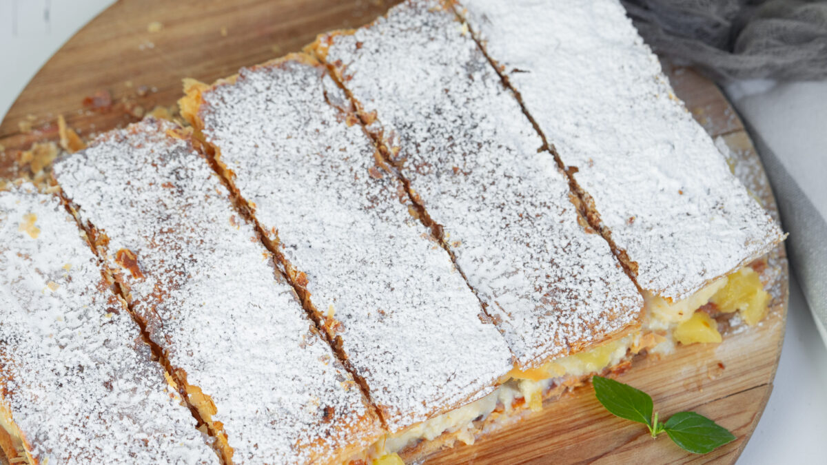Tarta de hojaldre relleno de crema y manzana