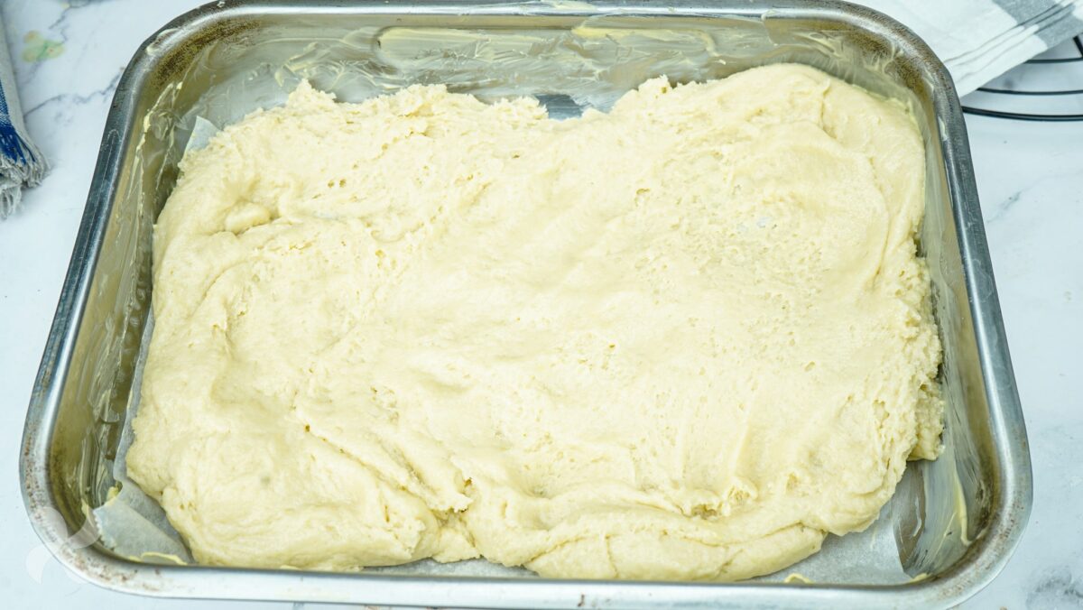Extendemos la masa en la bandeja