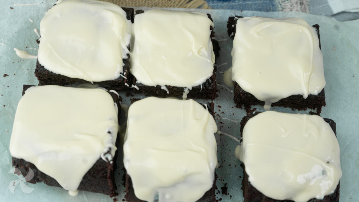 Untamos los brownies con el chocolate blanco