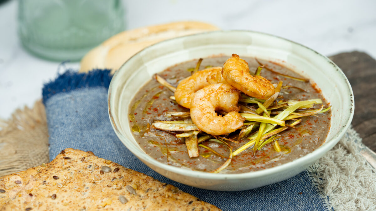Crema de lentejas con puerro y langostinos