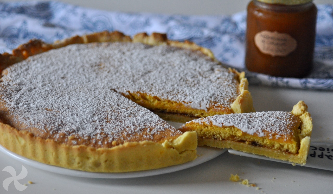Tarta con dos tipos de masa y rellena de mermelada