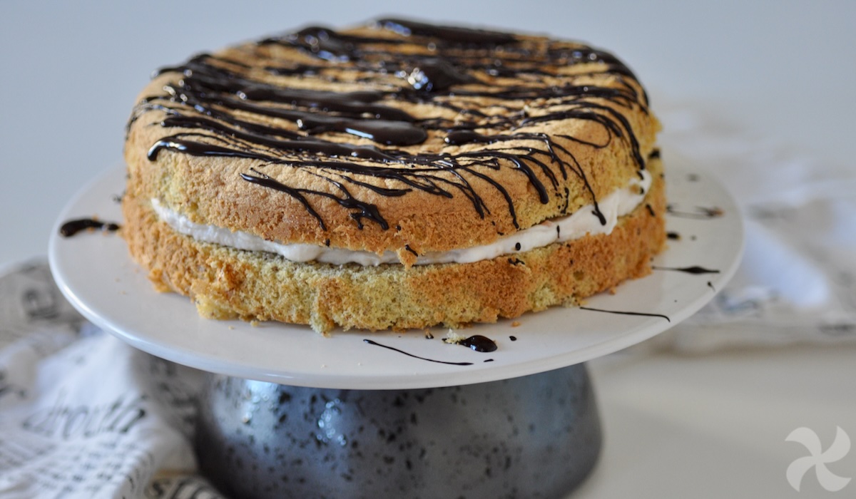Bizcocho de almendra con crema de ricotta y membrillo