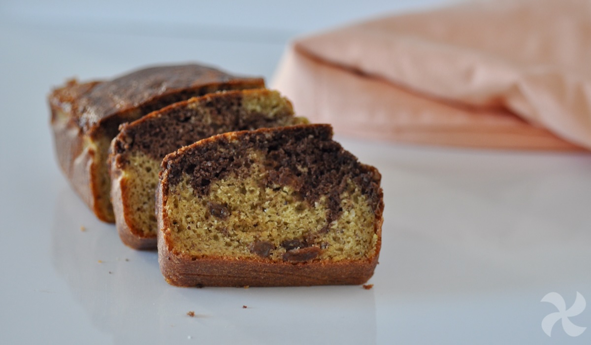 Bizcocho de calabacín, con cacao, almendras y pasas