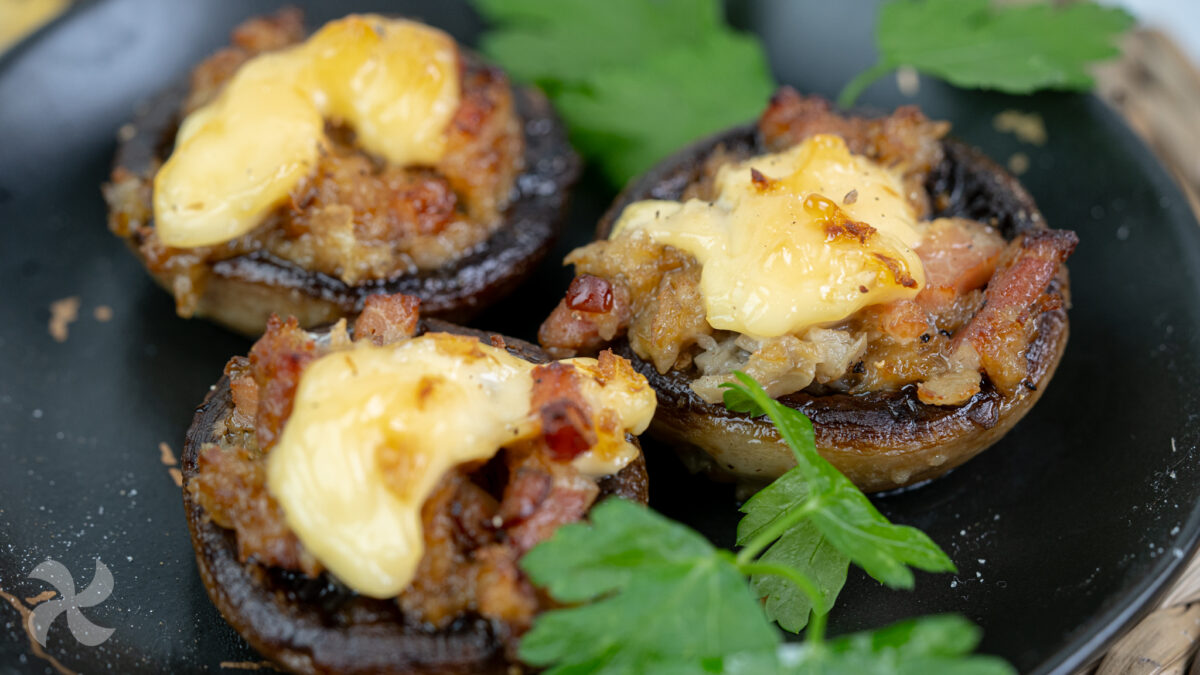 Champiñones rellenos de jamón y mayonesa gratinada