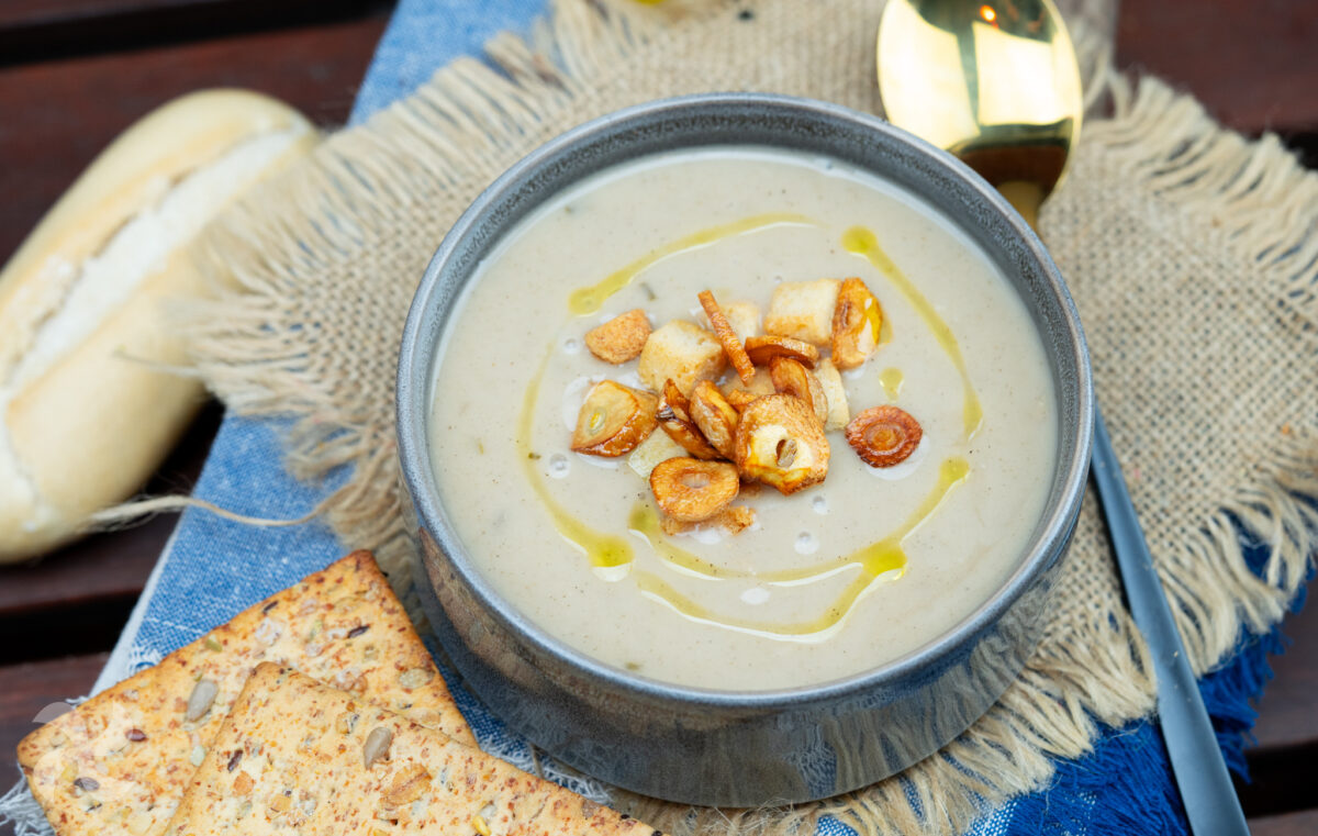 Crema de setas con láminas de ajo y picatostes