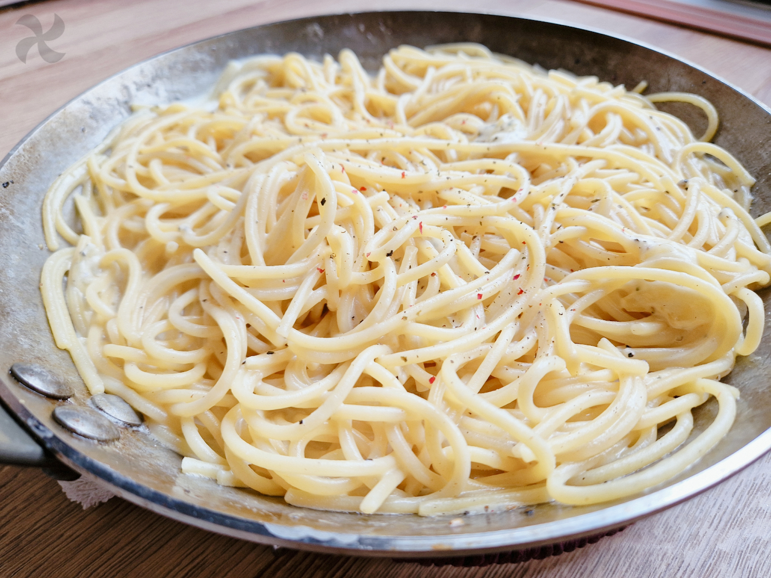 Espaguetis cacio e pepe