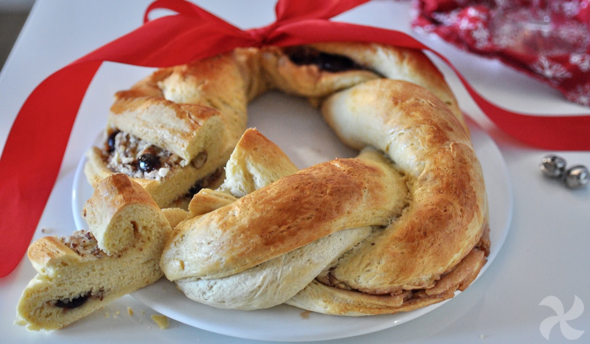 Guirnalda con mantequilla y cerezas en sirope