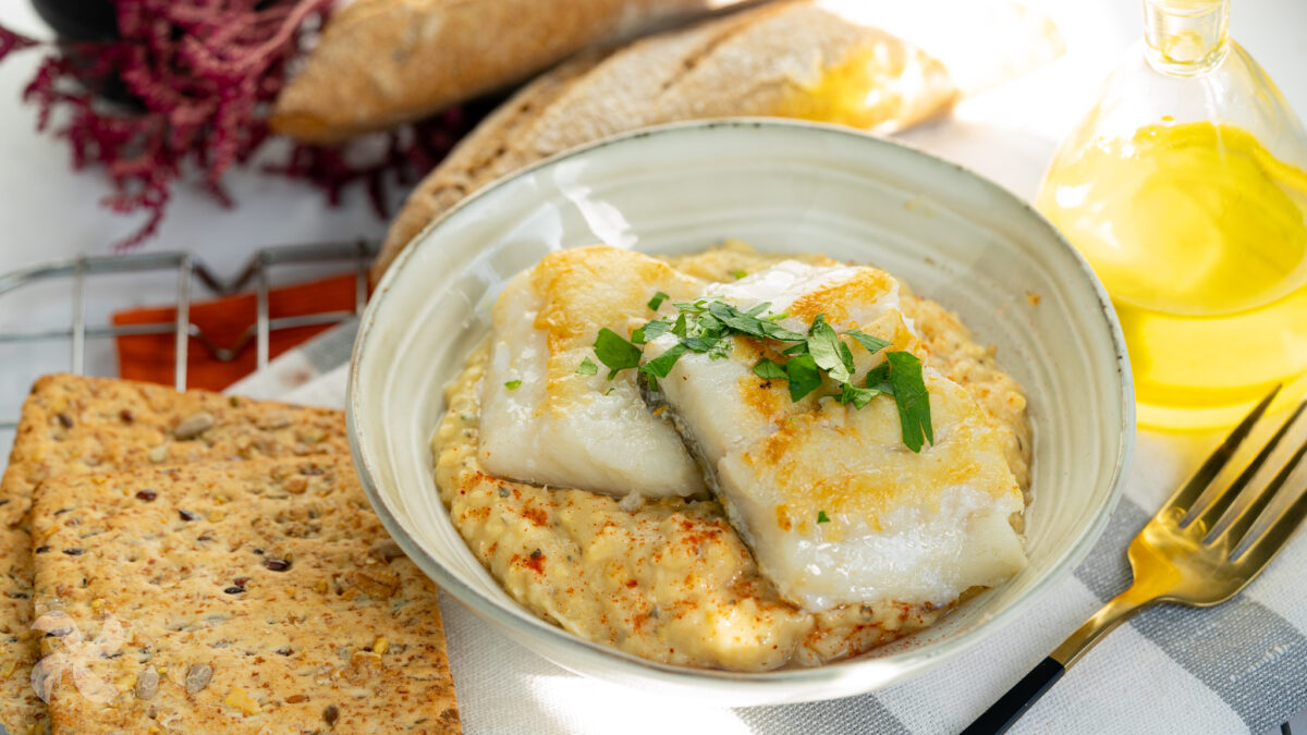 Hummus de garbanzos a las finas hierbas con lomos de bacalao