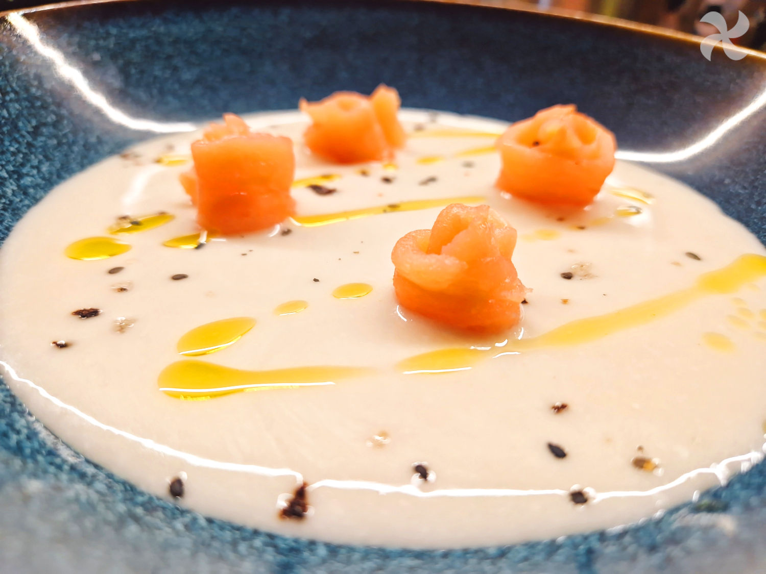 Ajoblanco de castañas con salmón ahumado