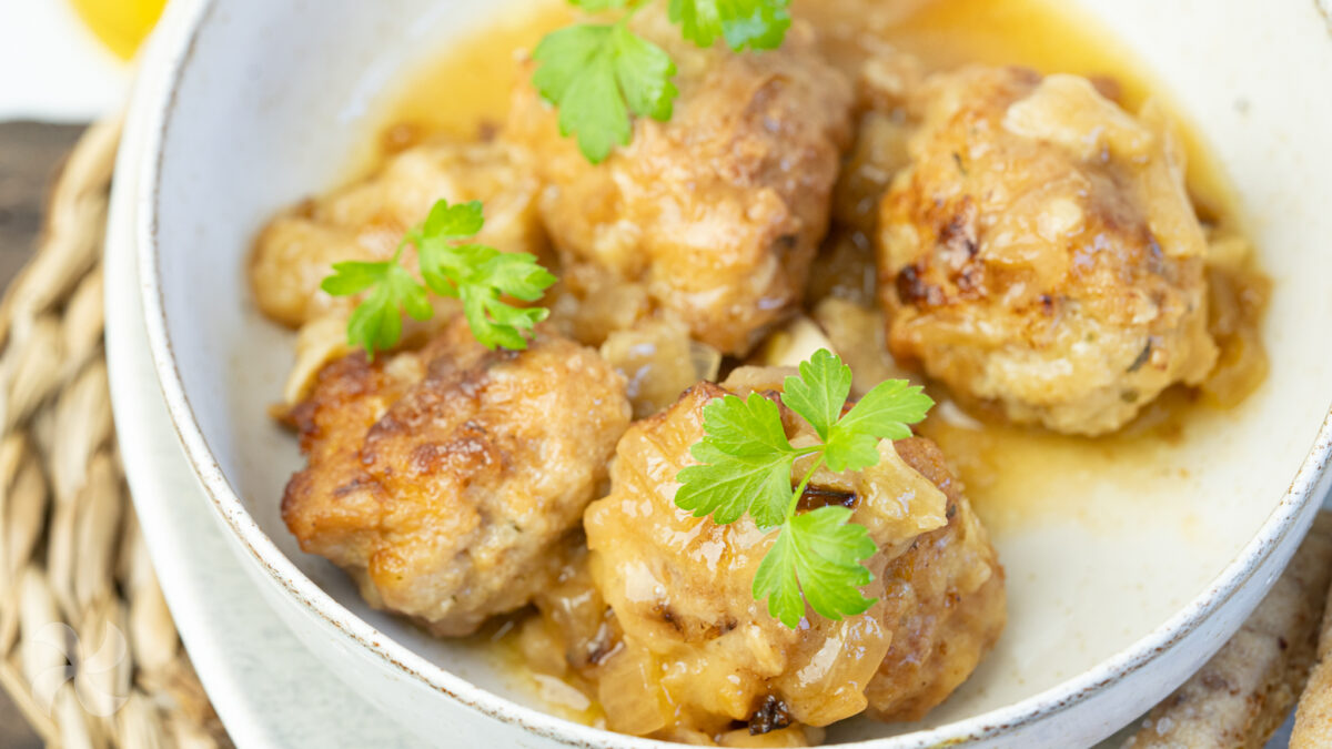 Albóndigas de pollo con salsa española