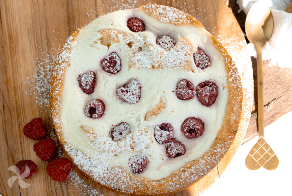 Bizcocho con ricotta y frambuesas nevado