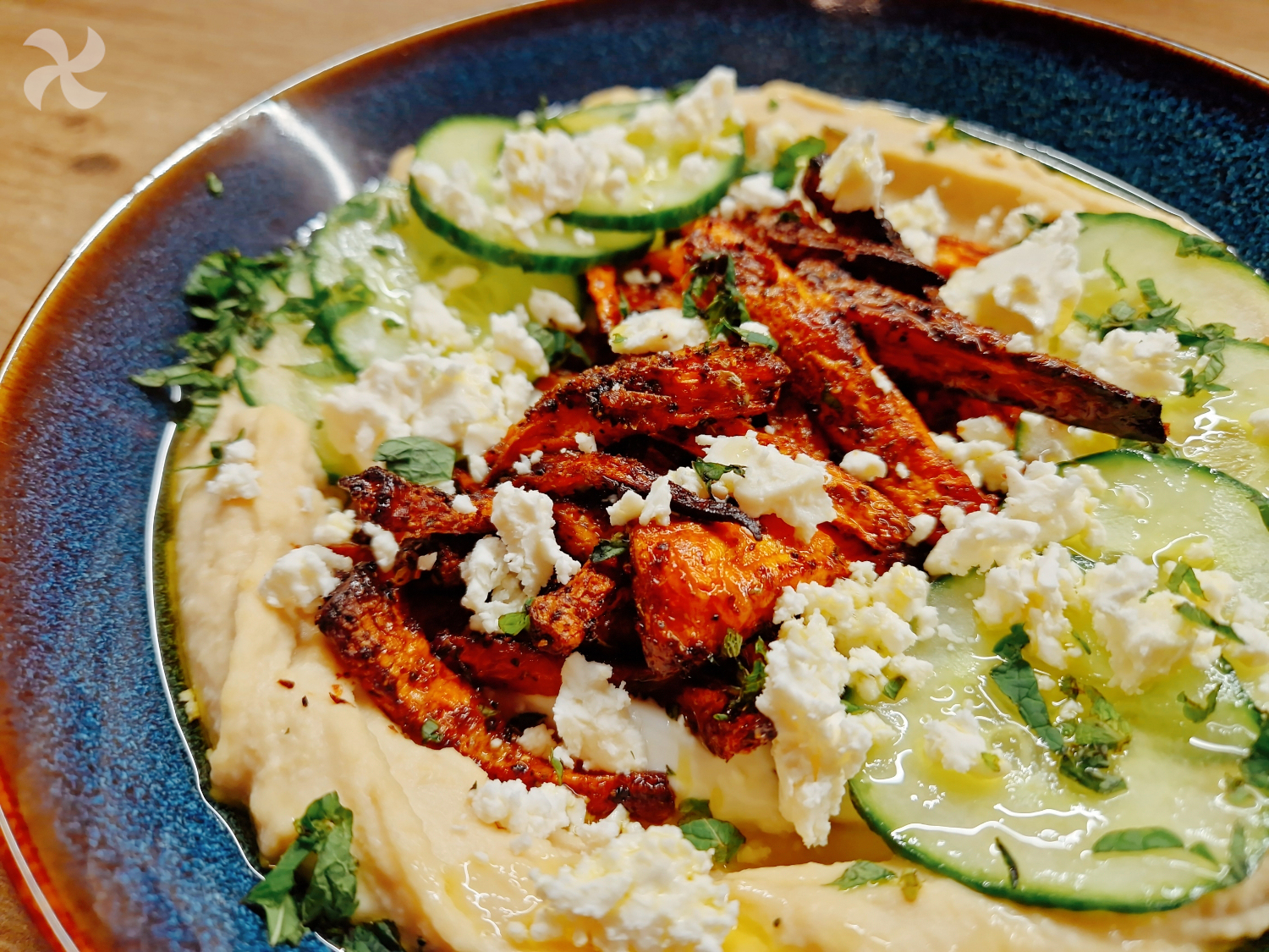 Hummus con yogur griego, pepino y zanahoria asada